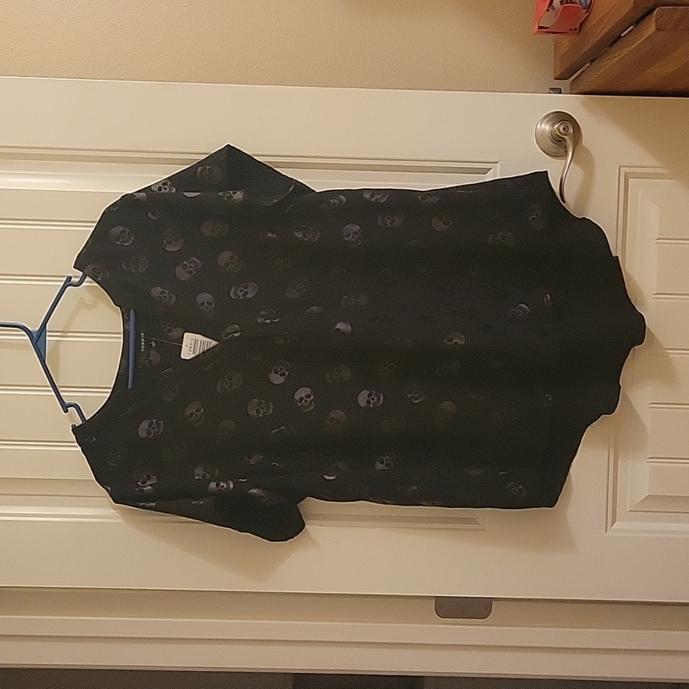 Torrid Foil Skulls Blouse Top Size 1X Plus